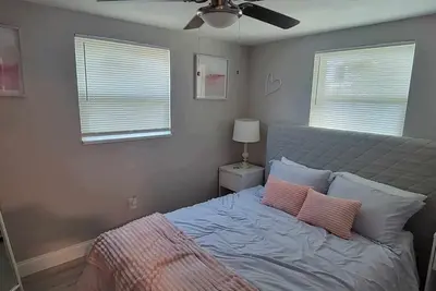 Image de 5 minutes to the theme park! Family-sized condo with game room & deck\n