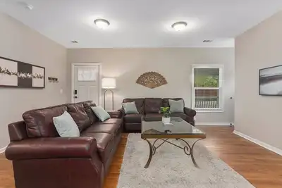 Image de Spacious 3 Bd Home w\/ Fully Equipped Kitchen! 43