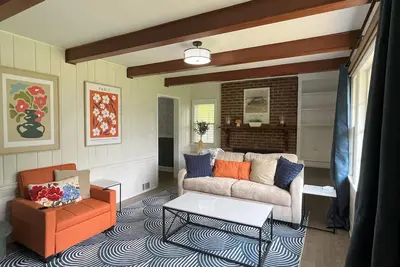 Image de Sapphire Shire - The Most Charming Home Near Wake Forest University!