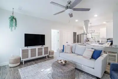 Image de Welcome to the Sweet Life! 1 mile from downtown Pc and white sand beaches!