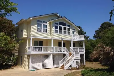 Image de Southern Shores Nc Beach Home. 6 Bedrooms. Elevator. Pool. Walk to Beach & Sound.