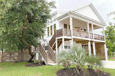 Image de New! —Ibis Cottage—Beach side retreat. Prime location with Bikes and Beach gear!
