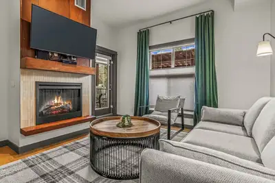 Image de Chic Mountain Condo ~ Hot Tubs/Sauna/Spa