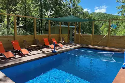 Image de Cozy cottage with Private  hot tub and year round pool.