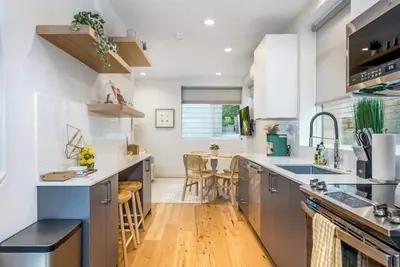 Image de Modern Wallingford Townhome, Walk score 95!