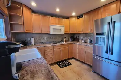 Image de Lakefront retreat, hot tub, beach, pontoon, treehouse, 2 min walk to restaurants