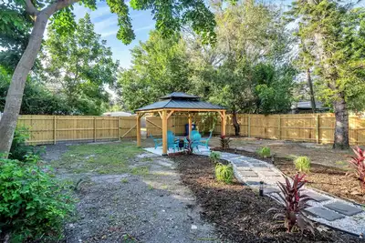 Image de St Pete Sunny Retreat - 4 Mi to beach - Pet Friendly! Super fast WiFi!