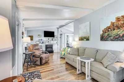 Image de Lake Marion Home: Kayaks, Dock, Waterfront Fun!