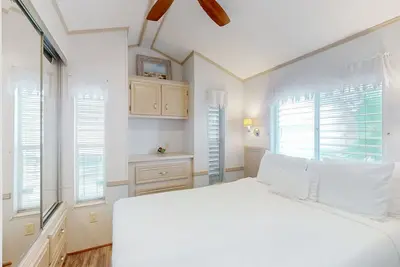 Image de Dog-friendly home with on-site golf, indoor\/outdoor pools, gym & tennis