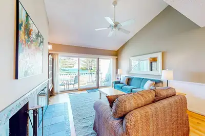 Image de Waterfront condo near skiing with beach access, on-site golf & fireplace