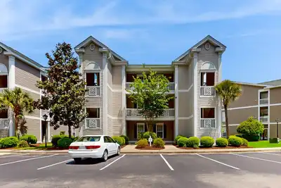 Image de Snowbird-friendly condo with pools, tennis, balcony, pond views, & on-site golf