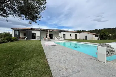 Image de Vue sur Château, piscine chauffée, 30minutes plage de Camargue, 10 couchages