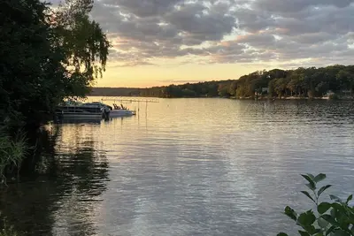 Image de Cozy private house on Coventry Lake. Large deck own beach