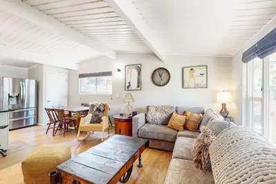 Image de Rustic mountain view home w/ large yard, pond, & updated kitchen - dog-friendly