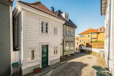 Historical House W Private Patio - 550m from Bryggen