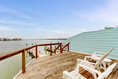 Image de Designer waterfront townhome with pool & dock access, amazing views