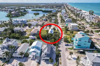 Image de Old Florida Meets New Florida Just Off the Beach!