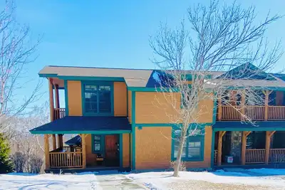 Stunning 4\/4 on Stratton, hot tub, 2 living spaces, shuttle, walk to trails!
