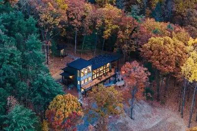 Image de TreeTops, modern luxury overlooking Keuka Lake - luxury Treehouse new for 2025!
