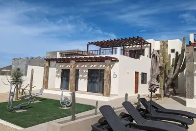Image de Modern, new, and spacious. . . just steps to Cerritos Beach