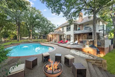 Image de Discount! 30% - King Beds Lux Pool at the Lake Theater Gym Arcade