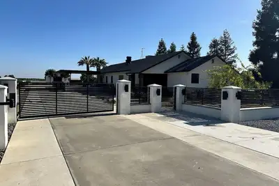 Image de Your private pool with this “Modern Oasis\" in the country. Gateway to it all.