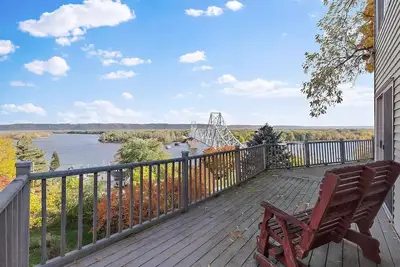 Image de Home in quaint river town with awe-inspiring view of the beautiful Mississippi