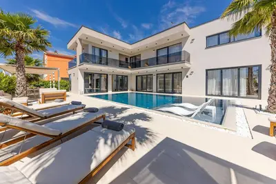 Image de Superbe maison à Kastel Stari avec.