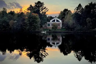 Image de Villa Serrana : Our lakeside chalet, where tranquility meets breathtaking views