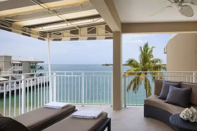Image de Oceanfront Suite, Pier House, Serene Waterfront, Elegant Dining, Island Life