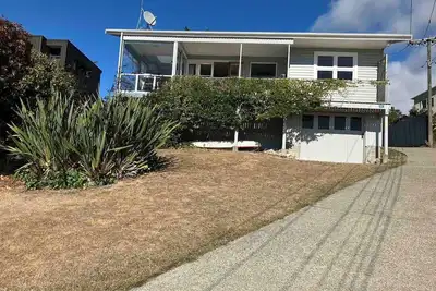 Image de Sunny, Classic Kiwi Beach House! Central to Beach and mountain bike park