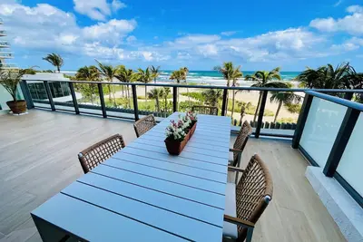 Image de Beachfront Luxury Furnished Short Term 2 Bedroom, Flowthrough Sunrise & Sunset
