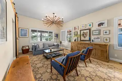 Image de Crimson 4 Br Cabin By Tahoe Getaways - Walk Downtown Truckee - Monthly Rental