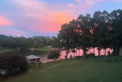 Image de Lark's Nest on Lake Hickory w/Dock & Tesla Charger
