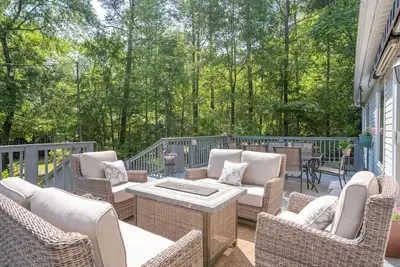 Image de Game Room, Dock, Kayaks, grills, Outdoor Dining