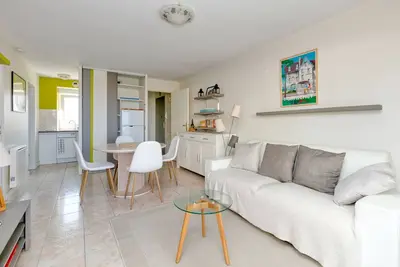 Image de Appartement 'Appartement Vue Mer - 50 M Plage' avec vue sur mer et terrasse privée