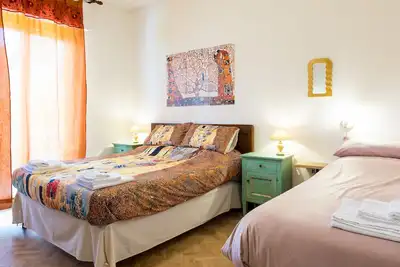 Chambre 'Art Rooms - Bansky Klimt' avec terrasse partagée, Wi-Fi et climatisation