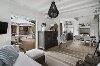 Image de A beautifully decorated 3 bedroom home featuring a private outdoor terrace.