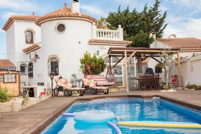 Image de Maison avec piscine et climatisation