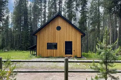 Image de Secluded modern cabin bordering Glacier National Park!