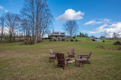 Image de New River Mountain Getaway - Fire Pit - Gas Fireplace - Minutes to West Jefferson