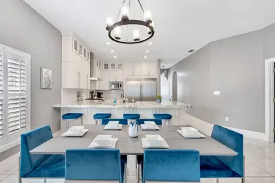 Image de Large Luxe Home Next to Stadium & Airport - 4br & Glam Room. Tampa Gem!