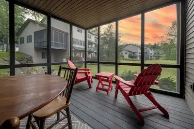 Image de Koko's Bear Retreat: Ac, in village, 4 bedrooms, sleeps 8, screened in porch!