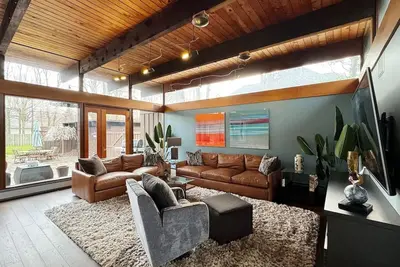 Image de Westlake Oasis: Luxurious home with a private hot tub