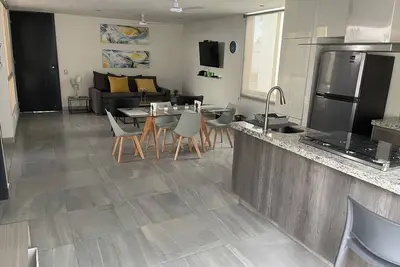 Image de Discover the perfect getaway at our lakeside home within a gated community