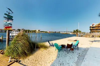 Image de Waterfront condo overlooking dock - walk six minutes to Blue Dolphin Beachwalk