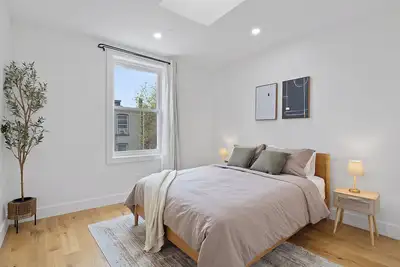 Image de New! Spacious 2br/2ba Brownstone; Under 10 Mins Drive to All Path Trains