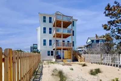 Image de Dog-friendly home near the ocean with a modern kitchen, deck, & pool access