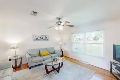 Image de Dog-friendly home with location near Pensacola Bay & Blue Wahoos Stadium