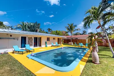 Image de Historical bungalow with tropical private salt water pool & outdoor fireplace